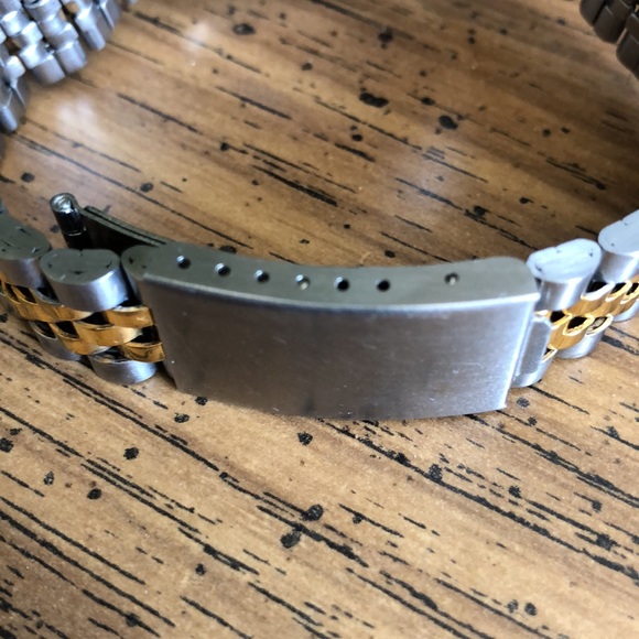 REDUCED! Vintage Gold/Silver Quartz Watch - Picture 8 of 10